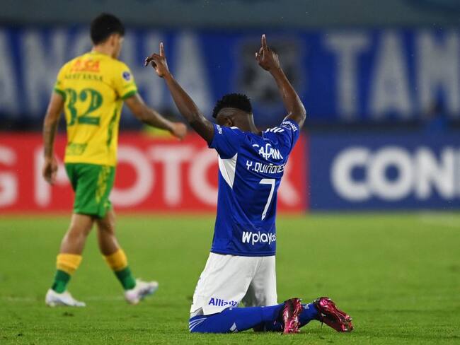 Yuber Quiñones celebra al finalizar el partdio de Millonarios vs. Defensa y Justicia. 4 de abril de 2023. Foto: JUAN BARRETO/AFP via Getty Images.