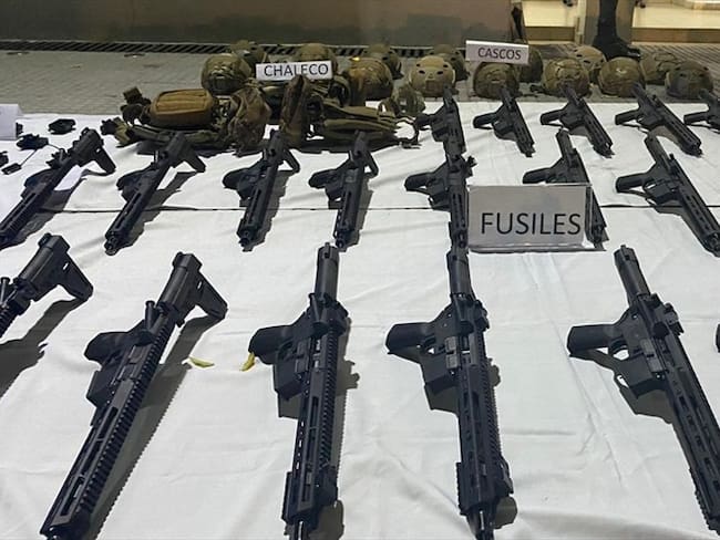 La Policía Nacional reportó la incautación de 26 fusiles de asalto, accesorios y otros elementos que eran transportados en un vehículo tipo camioneta. Foto: Policía Nacional