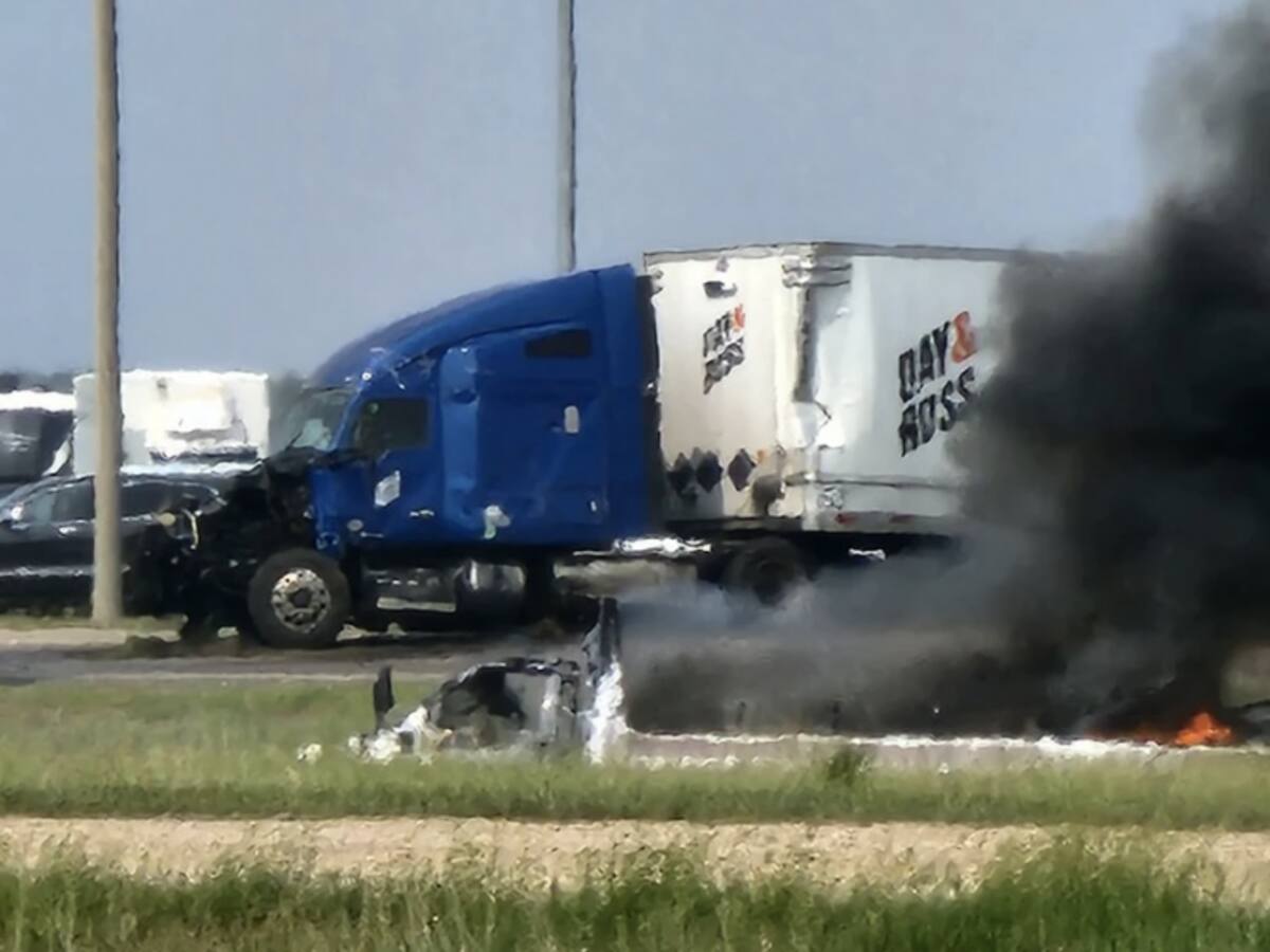 Accidente entre un camión y un microbús en Canadá deja al menos 15 muertos