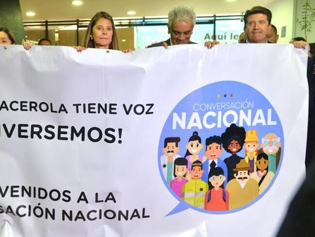 Con pancarta en mano, Gobierno invitó a protestantes a dialogar sobre fracking. Foto: vicepresidencia