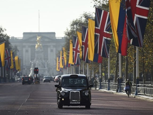 Banderas del Reino Unido y Colombia engalanan la calle The Mall en el centro de Londres. Foto: Agencia EFE