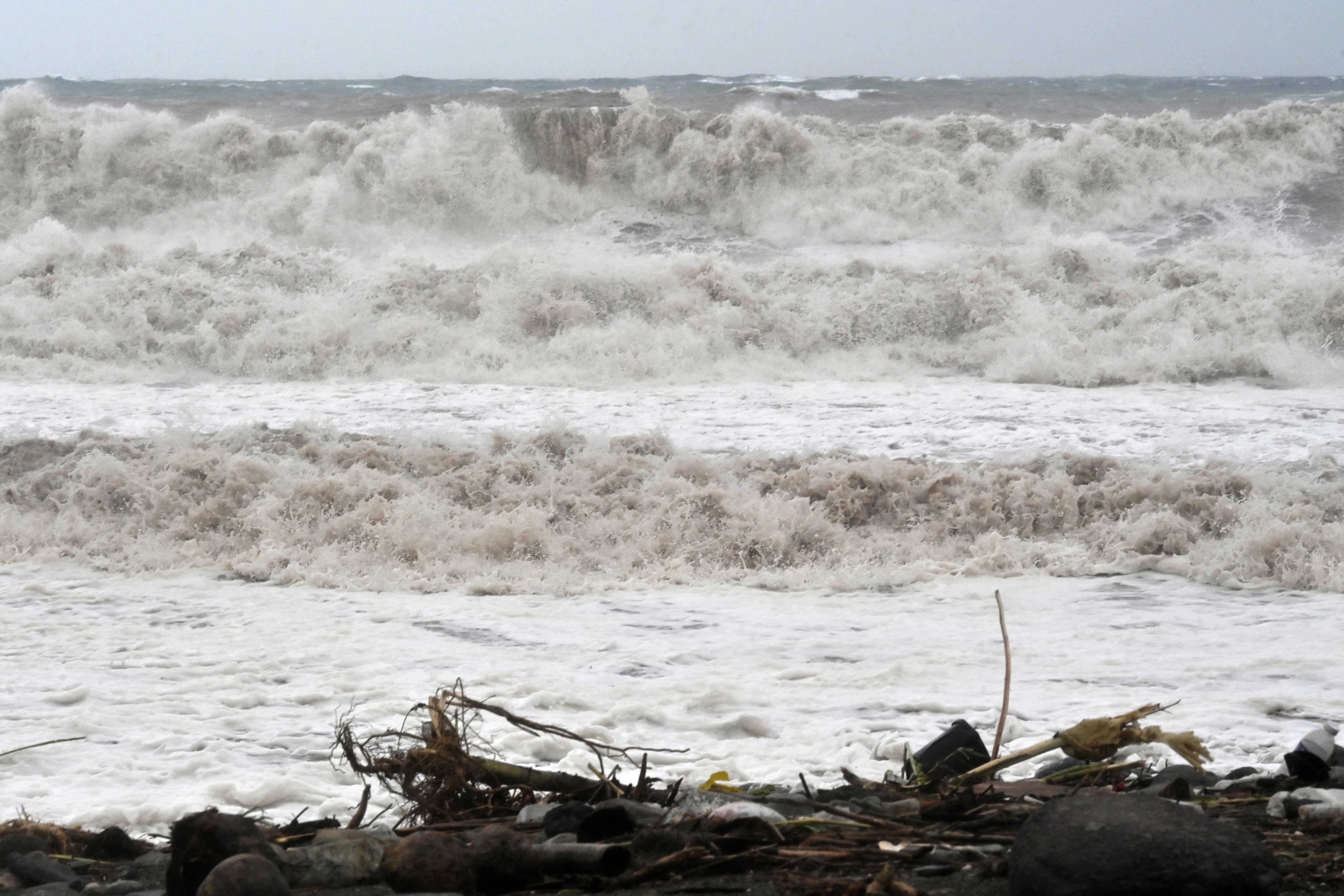 Oleaje tras Melissa. Foto: EFE/Rudolph Brown