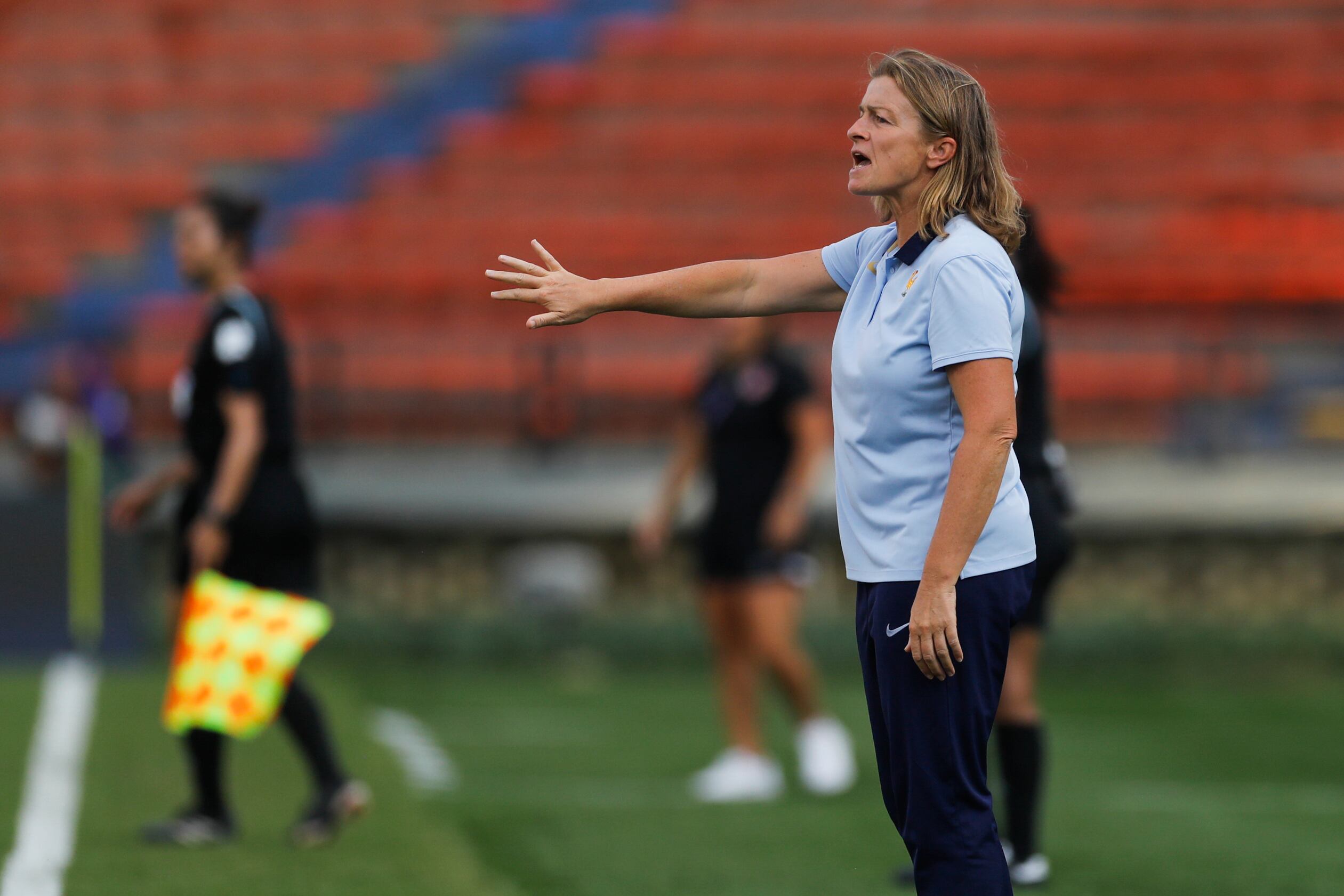 AMDEP5475. MEDELLÍN (COLOMBIA), 31/08/2024.- La seleccionadora de Francia Sandrine Ringler dirige este sábado, en un partido del grupo B de la Copa Mundial Femenina sub-20 entre las selecciones de Francia y Canadá en estadio Atanasio Girardot en Medellín (Colombia). EFE/ Luis Eduardo Noriega Arboleda
