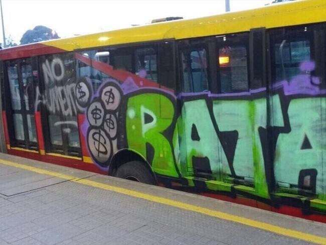 Bus de Transmilenio fue pintado con grafitis. Foto: Efraín Arce