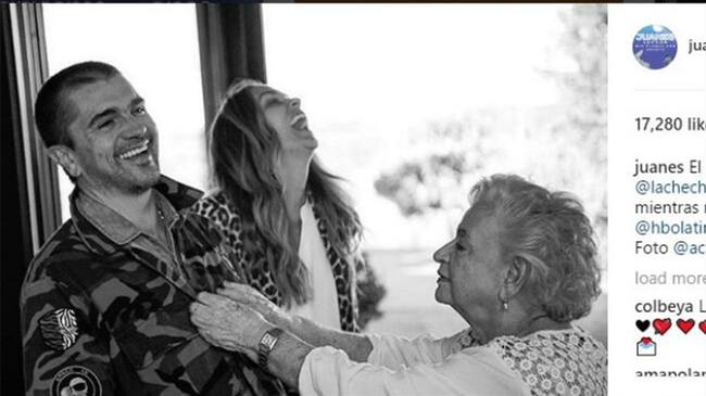 El cantante Juanes, junto a su mujer Karen Martínez y su madre Alicia (c) Instagram. Foto: Bang Media