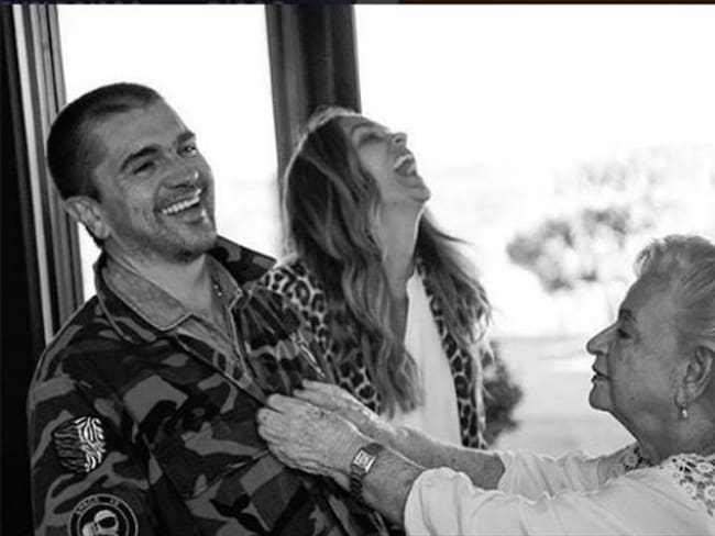 El cantante Juanes, junto a su mujer Karen Martínez y su madre Alicia (c) Instagram. Foto: Bang Media