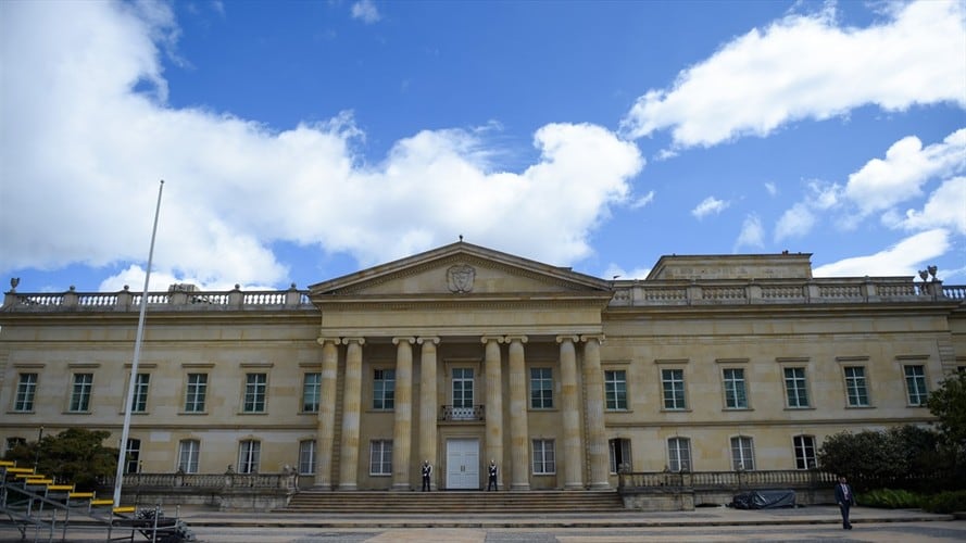 En medio de la situación judicial del expresidente Álvaro Uribe, la cuenta oficial de la Presidencia de la República retuiteó dos comentarios de funcionarios del Gobierno. Foto: Getty Images