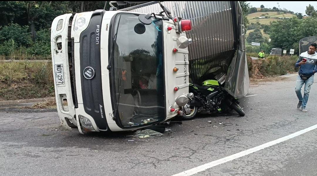 Un furgón perdió el control en el sector del Puente de Boyacá, chocando contra un motociclista que quedó debajo del camión /Foto. W Radio