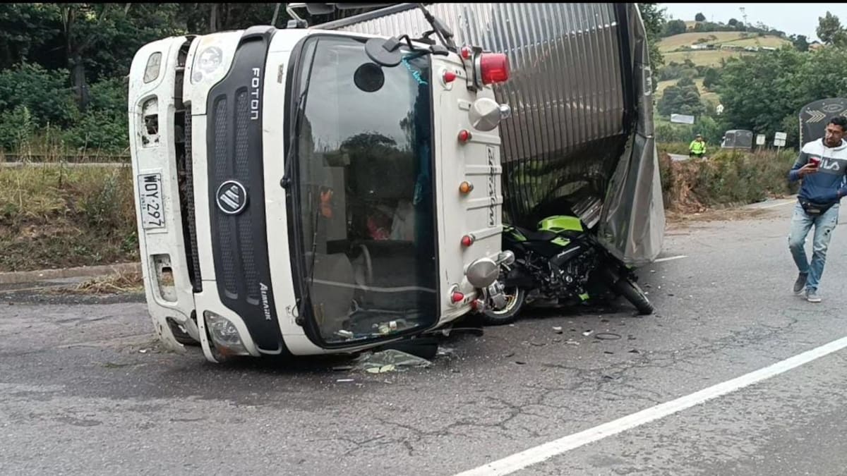 Furgón perdió el control y cayó encima de motociclista en el sector del Puente de Boyacá