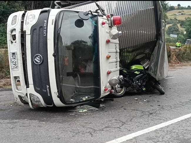 Un furgón perdió el control en el sector del Puente de Boyacá, chocando contra un motociclista que quedó debajo del camión /Foto. W Radio