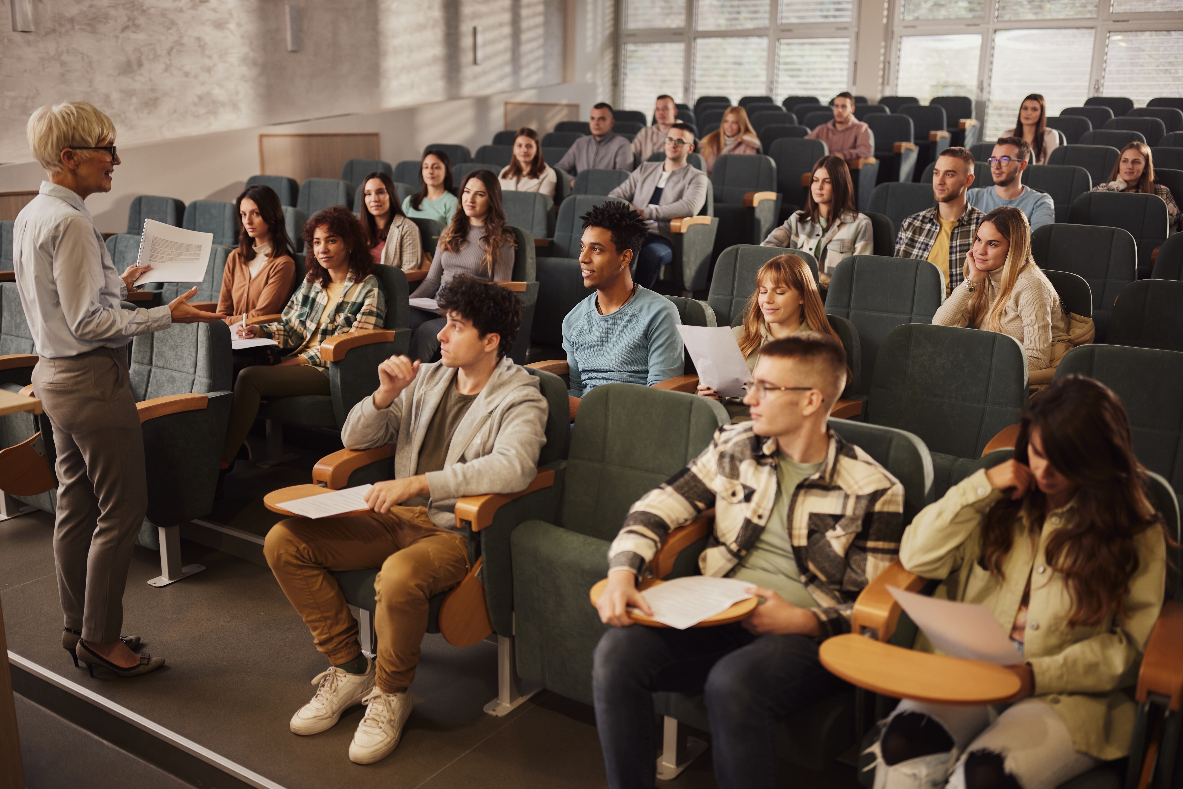 Grupo de universitarios en clase (GettyImages)