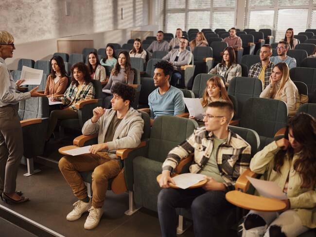 Grupo de universitarios en clase (GettyImages)