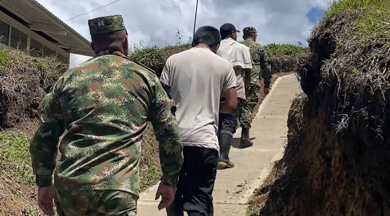 Las tropas desplegaron todas sus capacidades para proteger a esta familia e iniciar así el restablecimiento de los derechos. Crédito: Ejército Nacional.