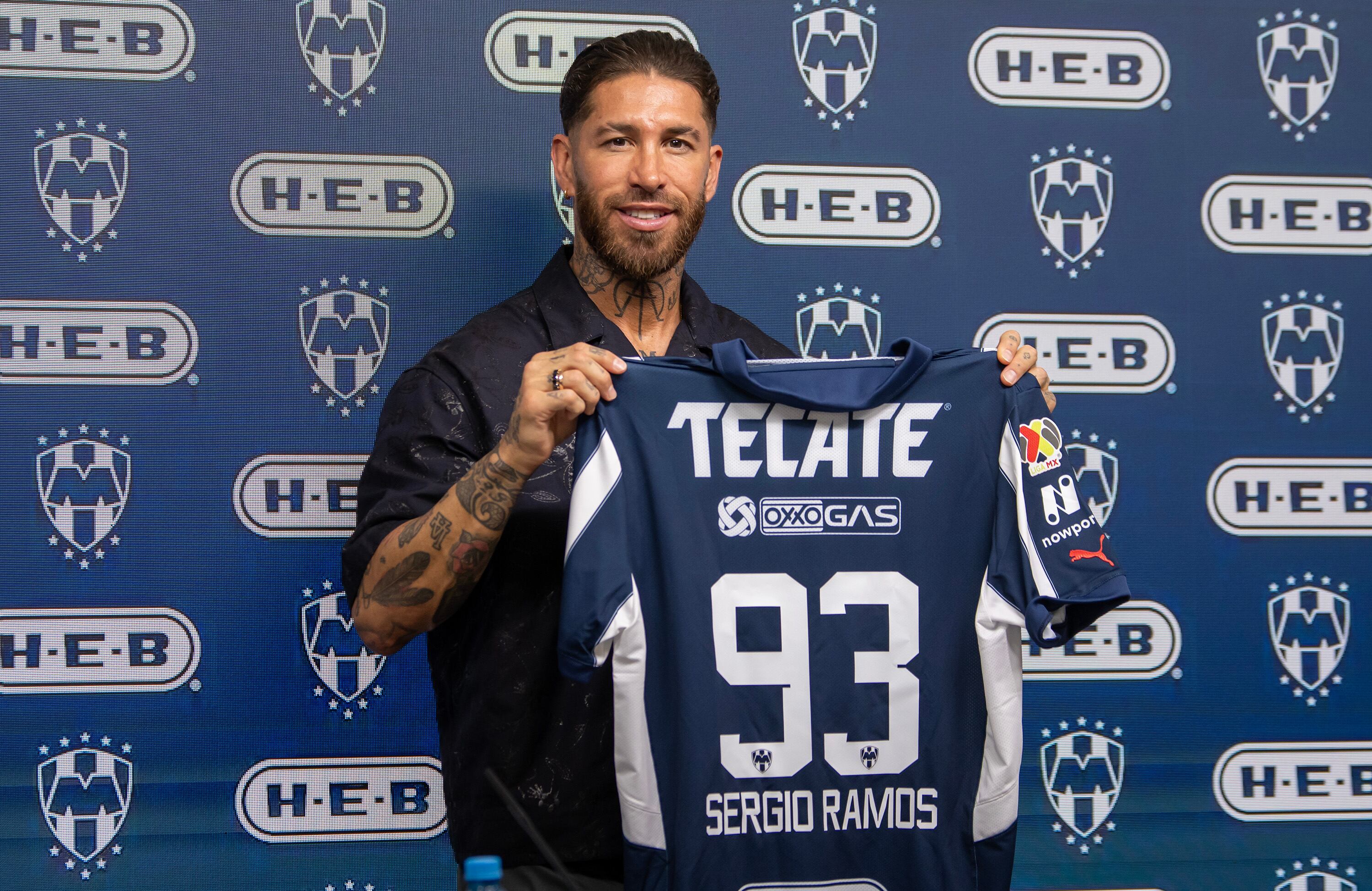  El jugador español Sergio Ramos posa con la camiseta de Monterrey durante una rueda de prensa en su presentación como nuevo jugador del equipo, este domingo en Monterrey (México). EFE/ Miguel Sierra