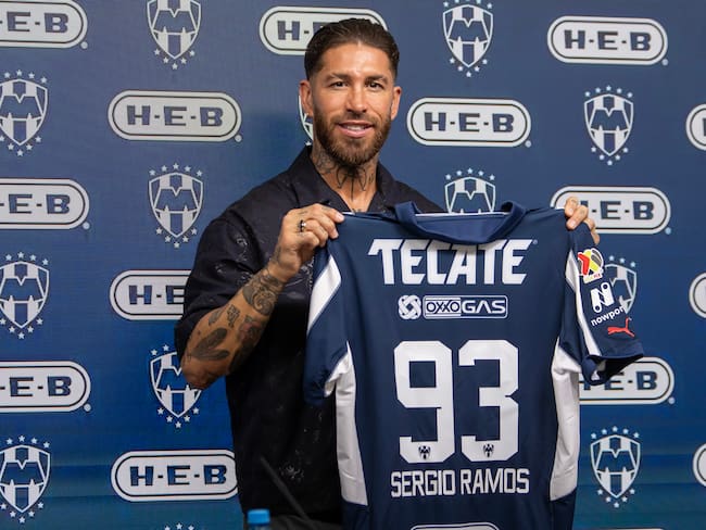 El jugador español Sergio Ramos posa con la camiseta de Monterrey durante una rueda de prensa en su presentación como nuevo jugador del equipo, este domingo en Monterrey (México). EFE/ Miguel Sierra