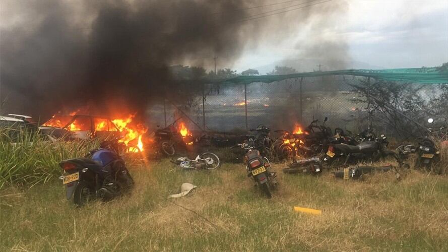 Las llamas se extendieron e incendiaron un total aproximado de 76 motocicletas y 16 vehículos. Foto: Cortesía Sucesos Cauca