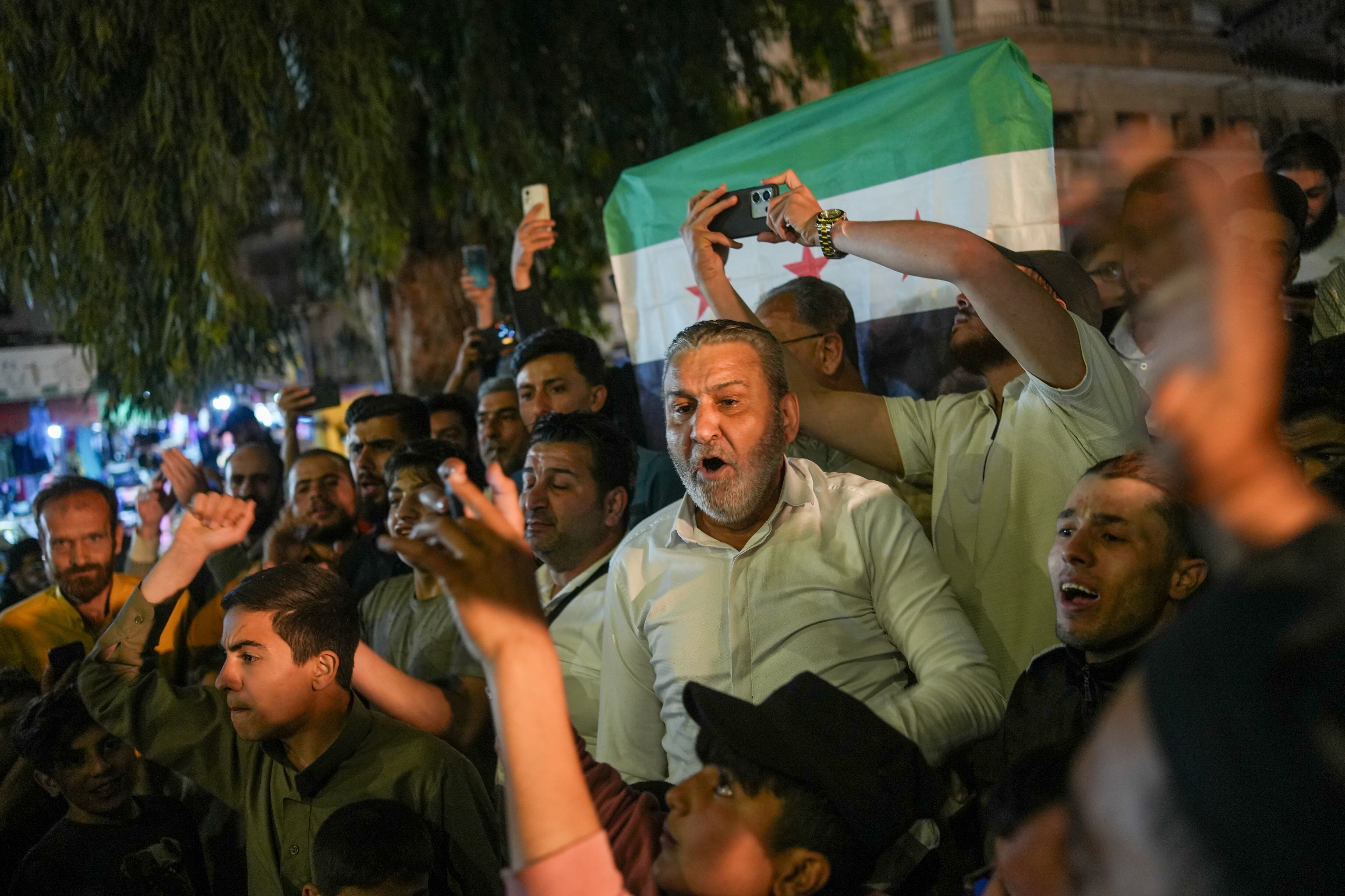 Ciudadanos de Siria celebran el levantamiento de sanciones tras anuncio de Donald Trump. FOTO: EFE/EPA/AHMAD FALLAHA