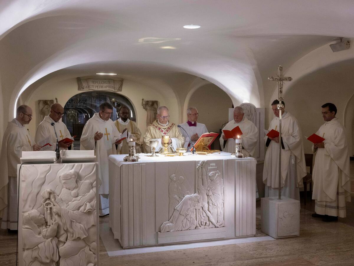 León XIV ofició una misa junto a la tumba de San Pedro