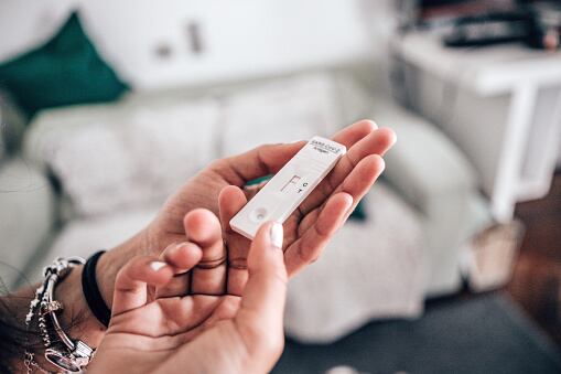 Pruebas caseras COVID-19. Foto: Getty