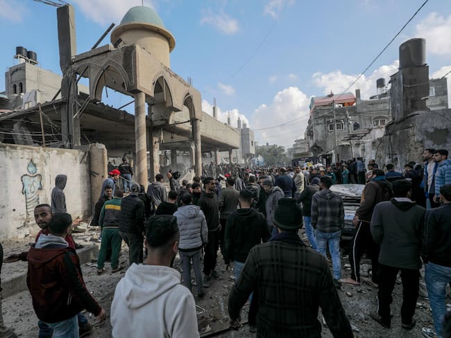 -FOTODELDIA- Deir Al Balah (-), 02/04/2024.- Palestinos buscan personas desaparecidas bajo los escombros de una mezquita destruida en la ciudad de Deir Al Balah, Franja de Gaza, el 4 de febrero de 2024, tras un ataque aéreo israelí. Más de 27.000 palestinos y más de 1.300 israelíes han muerto, según el Ministerio de Salud palestino y las Fuerzas de Defensa de Israel (FDI), desde que militantes de Hamás lanzaron un ataque contra Israel desde la Franja de Gaza el 7 de octubre de 2023 y las operaciones israelíes en Gaza. y Cisjordania, que le siguió. EFE/MOHAMMED SABLE