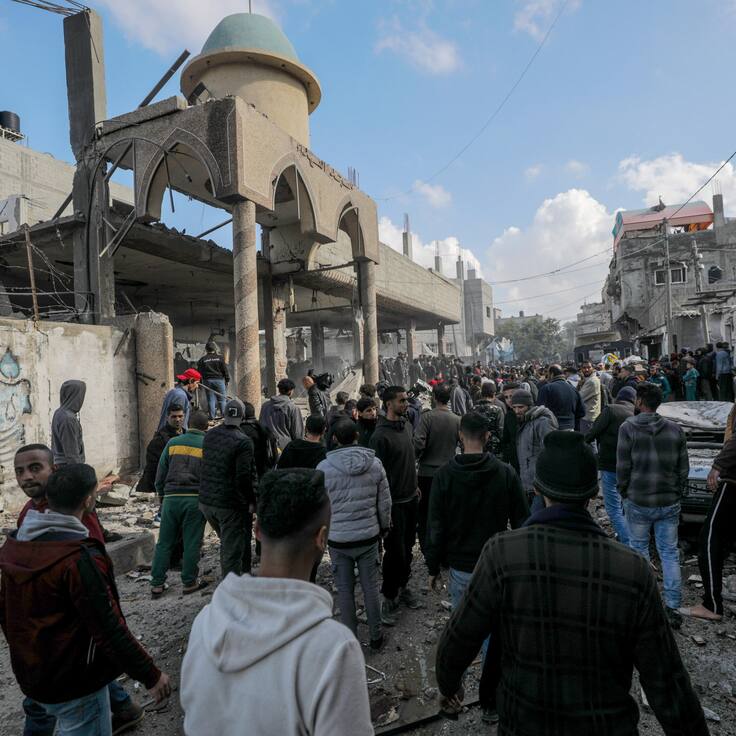 -FOTODELDIA- Deir Al Balah (-), 02/04/2024.- Palestinos buscan personas desaparecidas bajo los escombros de una mezquita destruida en la ciudad de Deir Al Balah, Franja de Gaza, el 4 de febrero de 2024, tras un ataque aéreo israelí. Más de 27.000 palestinos y más de 1.300 israelíes han muerto, según el Ministerio de Salud palestino y las Fuerzas de Defensa de Israel (FDI), desde que militantes de Hamás lanzaron un ataque contra Israel desde la Franja de Gaza el 7 de octubre de 2023 y las operaciones israelíes en Gaza. y Cisjordania, que le siguió. EFE/MOHAMMED SABLE