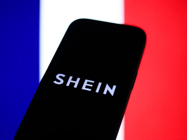 Bandera de Francia y logo de Shein. FOTO: Jakub Porzycki/Getty Images