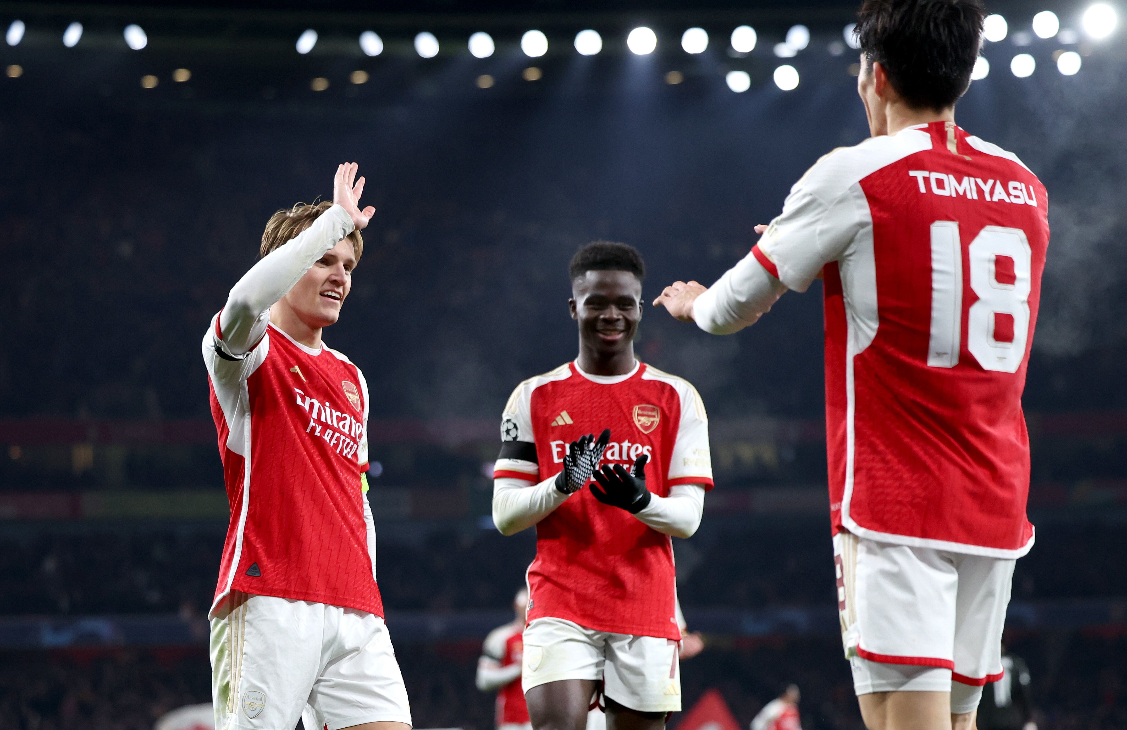 London (United Kingdom), 29/11/2023.- Martin Odegaard (L) of Arsenal celebrates with teammates Bukayo Saka (C) and Takehiro Tomiyasu after scoring his team's 5th goal during the UEFA Champions League group B match between Arsenal and RC Lens in London, Britain, 29 November 2023. (Liga de Campeones, Reino Unido, Londres) EFE/EPA/ANDY RAIN