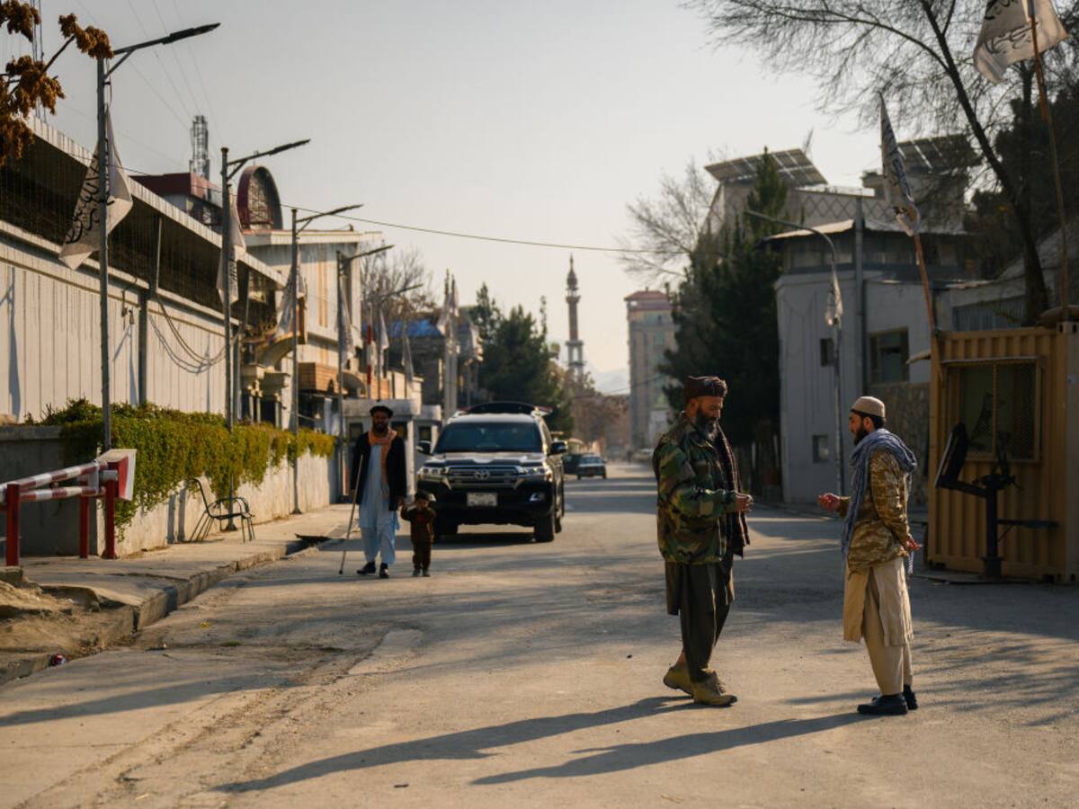 Talibanes se reúnen con líderes religiosos y políticos paquistaníes