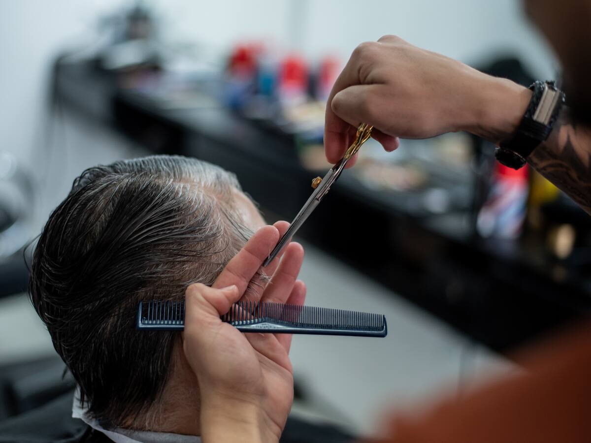 El peluquero que busca empoderar a los habitantes de calle con un cambio de estilo