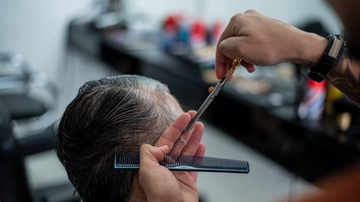 El peluquero que busca empoderar a los habitantes de calle con un cambio de estilo