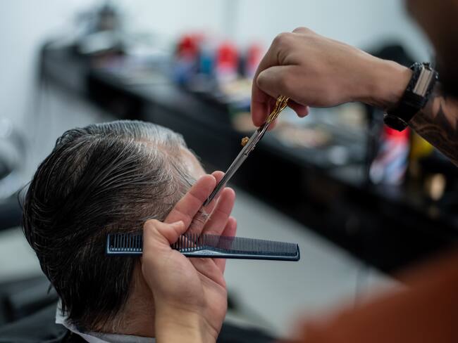 El peluquero que busca empoderar a los habitantes de calle con un cambio de estilo