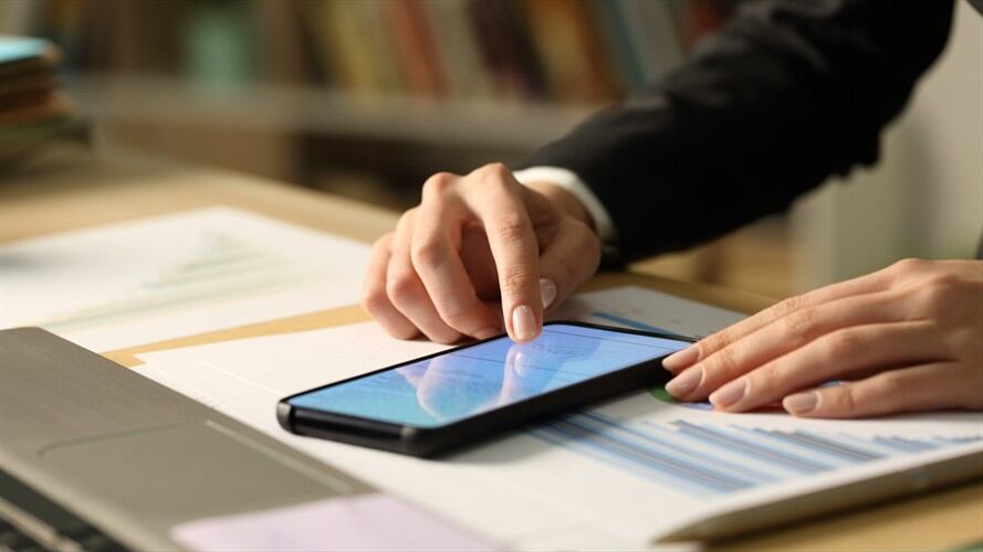 Si usted es usuario de la aplicación y tiene que declarar renta, le explicamos cómo descargar este certificado. . Foto: Getty Images