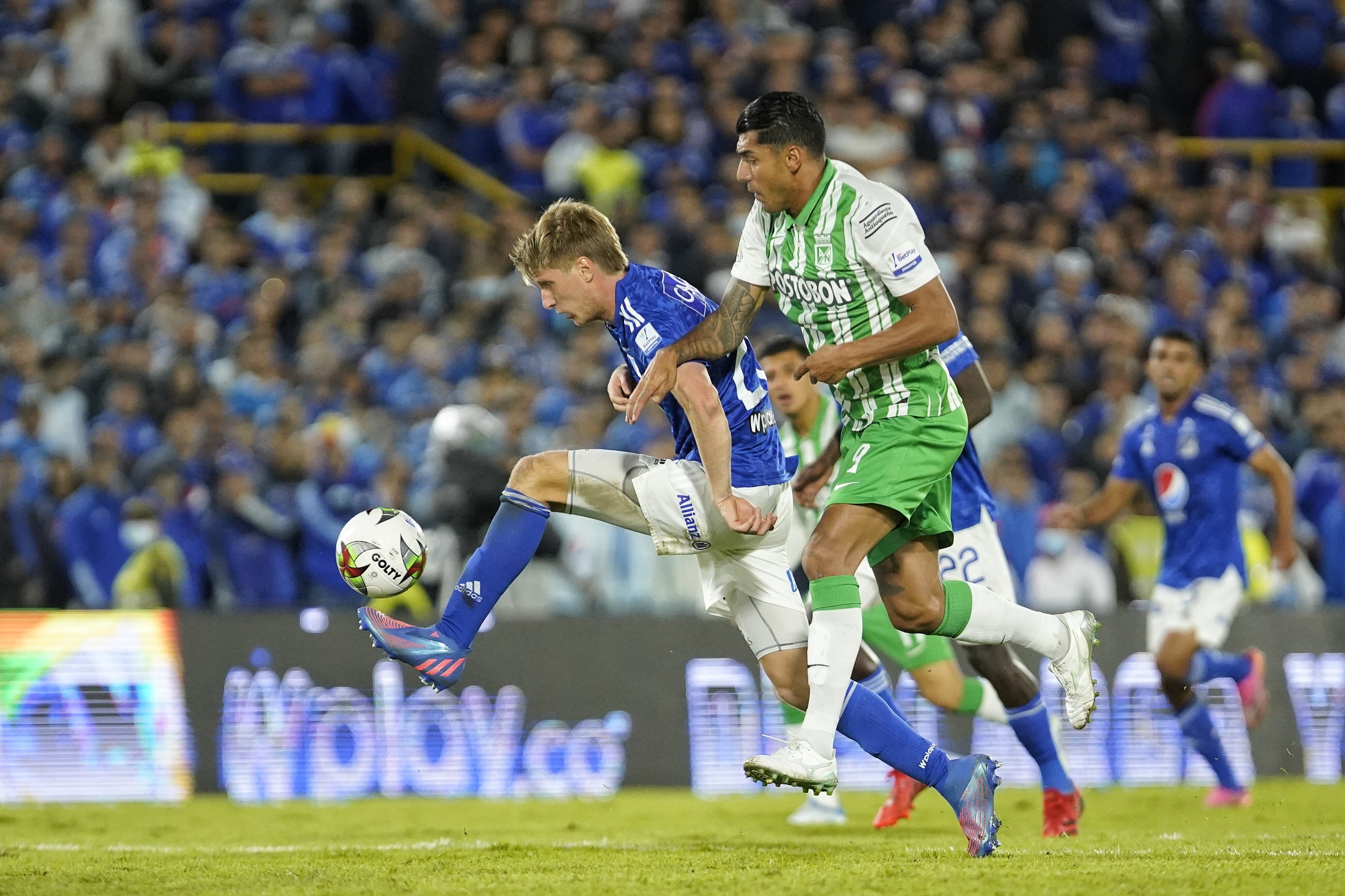 Andrés Llinás, defensa de Millonarios (izquierda) y Jefferson Duque, delantero de Nacional (derecha). Foto: Colprensa.