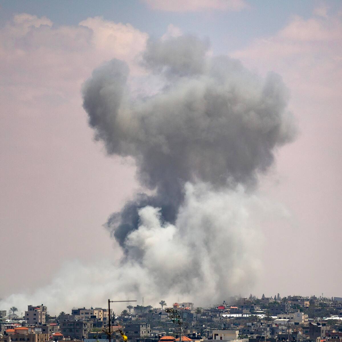 Israel bombardeó Rafah pese a fallo de CIJ y anunció intención de reanudar negociaciones