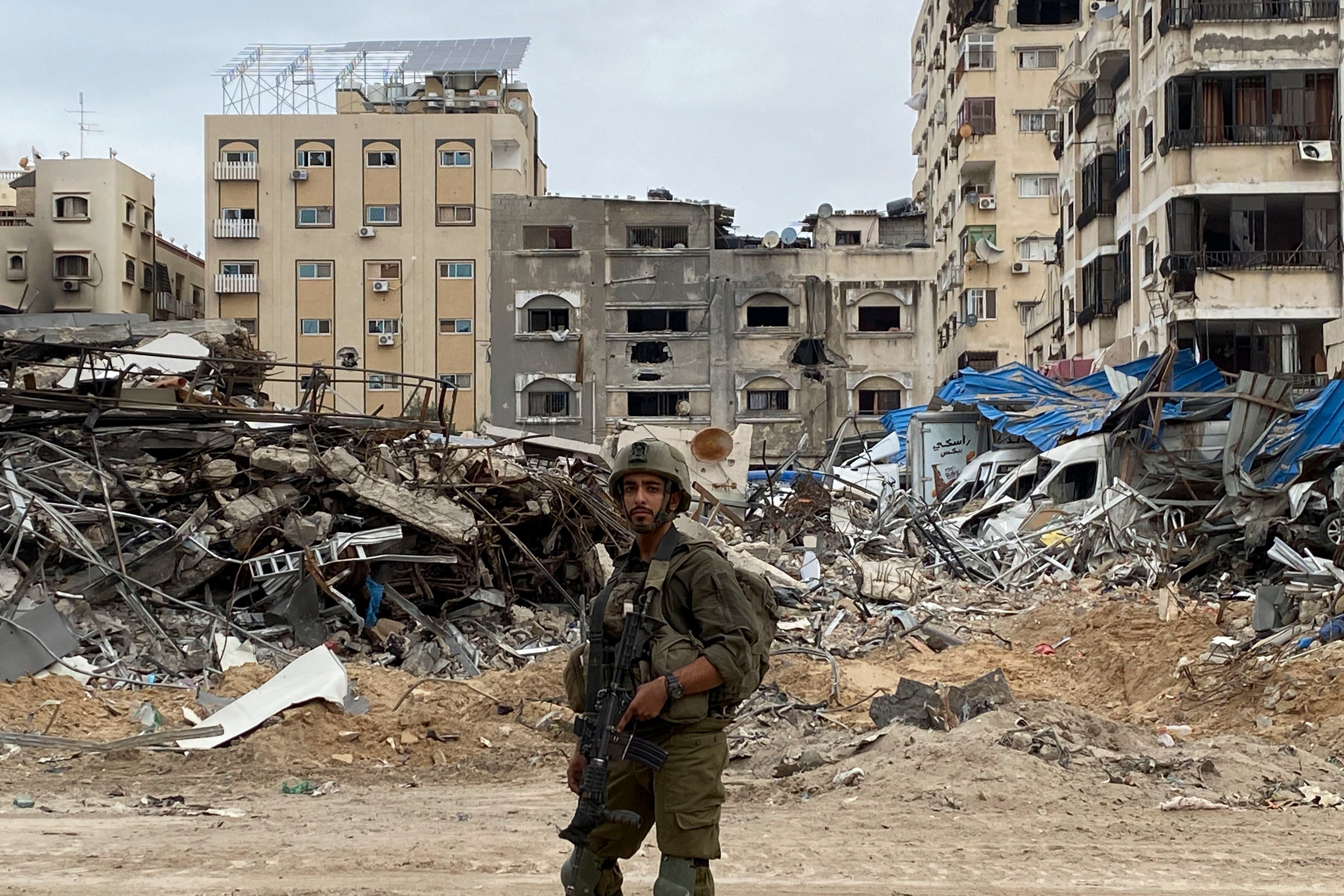 Un soldado israelí en una zona devastada en la Franja Gaza. EFE/ Pablo Duer