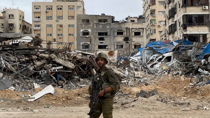 ACOMPAÑA CRÓNICA: ISRAEL PALESTINA - FRANJA DE GAZA (GAZA Y CISJORDANIA), 22/11/2023.- Un soldado israelí en una zona devastada este miércoles, en la Franja Gaza. La guerra entre Israel y el grupo islamista Hamás la ha convertido en una ciudad fantasma, donde el sonido de las bombas, los aviones y las ametralladoras ha reemplazado al de los mercados, las calles y su gente. Una habitación con aire acondicionado y un baño son algunas de las infraestructuras que el Ejército israelí mostró este miércoles a EFE en un túnel utilizado por Hamás y escondido bajo el hospital Al Shifa, en la ciudad de Gaza, reducida a escombros y con civiles aterrorizados huyendo hacia el sur de la Franja. EFE/ Pablo Duer