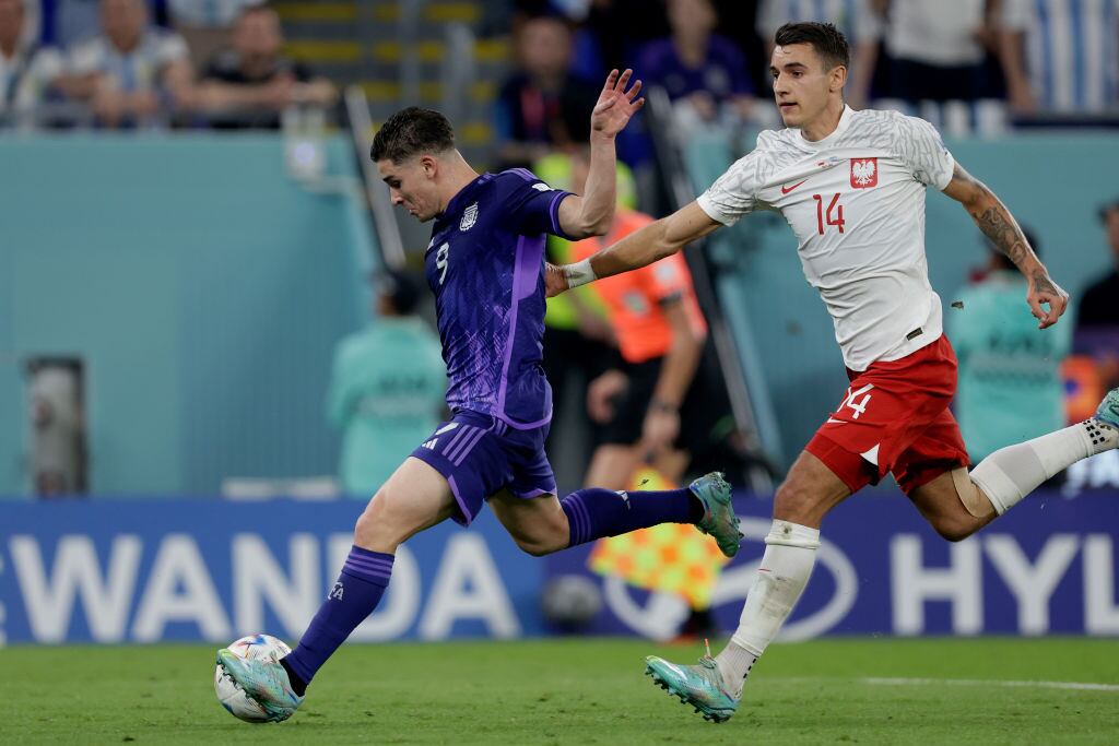 DOHA, QATAR - NOVEMBER 30: (L-R) Julian Alvarez of Argentina, Jakub Kiwior of Poland  during the  World Cup match between Poland  v Argentina at the Stadium 974 on November 30, 2022 in Doha Qatar (Photo by Eric Verhoeven/Soccrates/Getty Images)