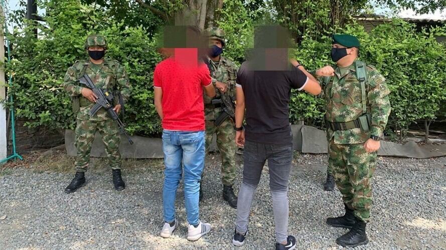 Junto a la menor de edad recuperada en las últimas horas, se entregaron dos jóvenes integrantes de la estructura Carlos Patiño . Foto: Ejército Nacional