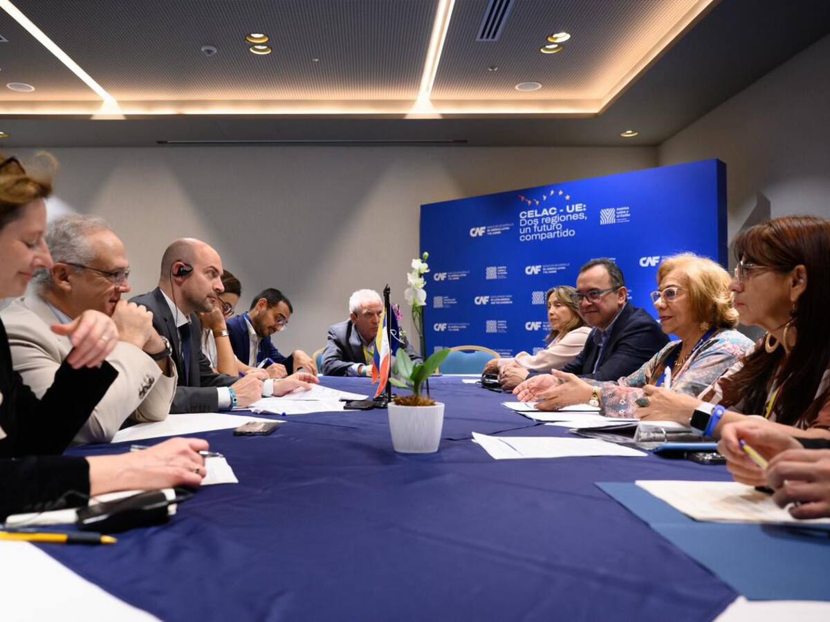 En medio de cumbre CELAC - UE, Francia anunció la devolución de ocho piezas de oro a Colombia