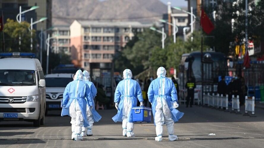 Trabajadores de salud por las calles de China. Foto: Getty Images/China News Service