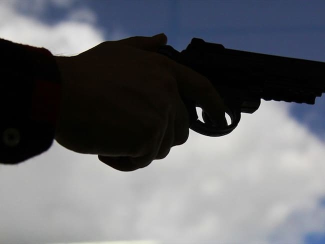 La mujer murió en el lugar de los hechos, mientras que el joven quedó gravemente herido y fue trasladado a un centro hospitalario. Foto: Colprensa