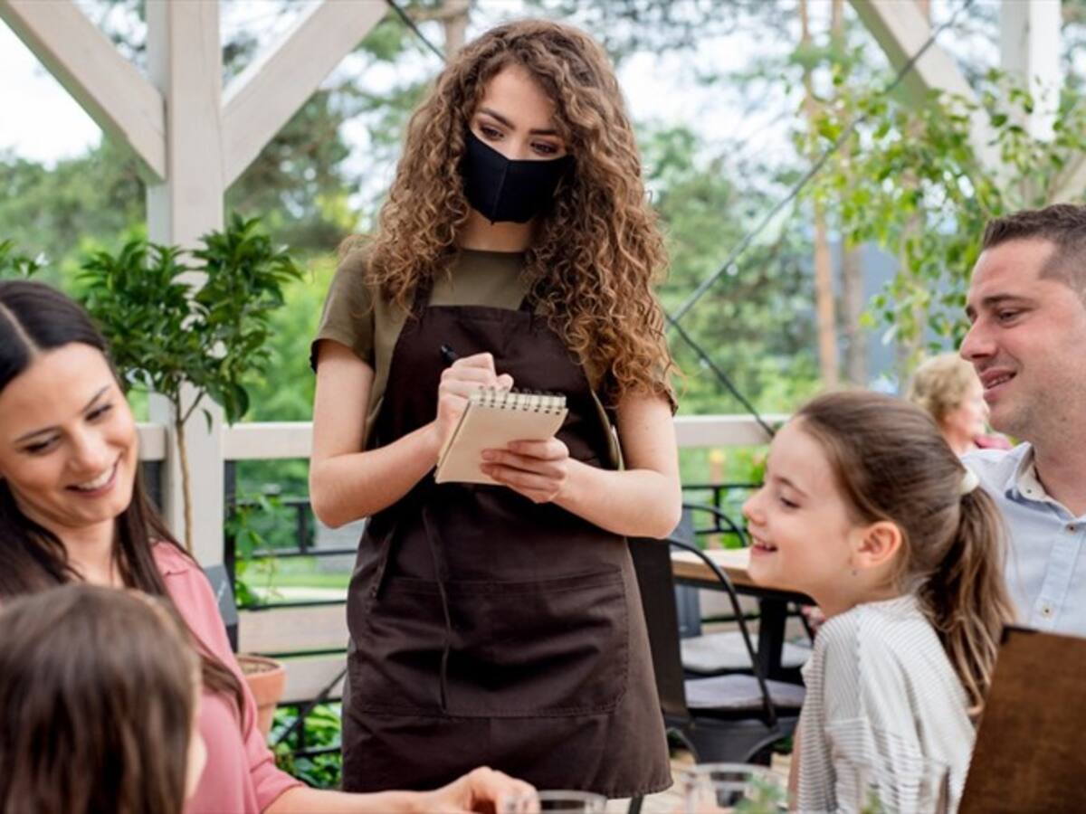 Las clases básicas de inglés para ir a un restaurante en Repeat After Ibarra