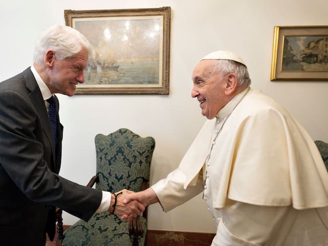Bill Clinton y el papa Francisco | Foto: GettyImages