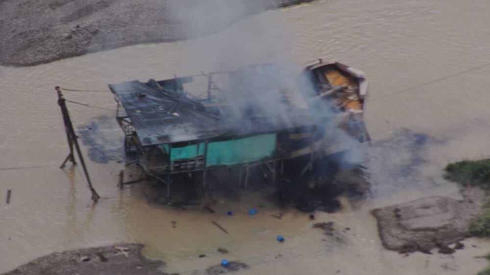 Draga ilegal dinamitada. Foto: @petrogustavo en Twitter