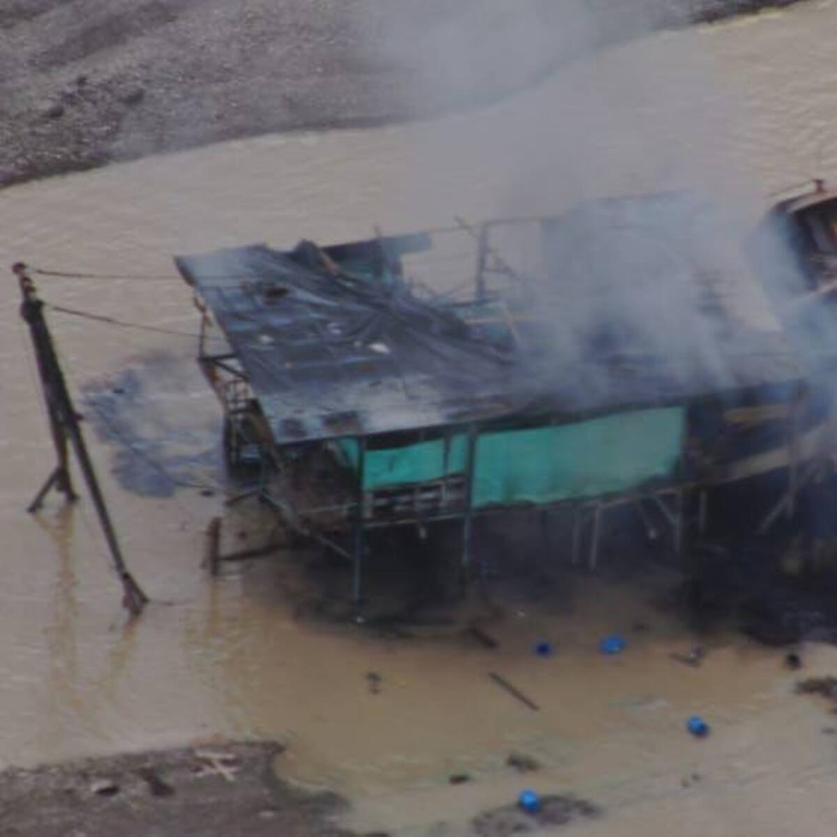 Gobierno inicia destrucción de dragas que utilizan en la minería ilegal