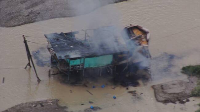 Draga ilegal dinamitada. Foto: @petrogustavo en Twitter