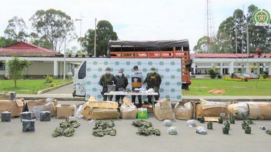 Alexander Ruiz Ballena y Elkin Alfonso Pacheco, capturados con material de guerra . Foto: Fiscalía