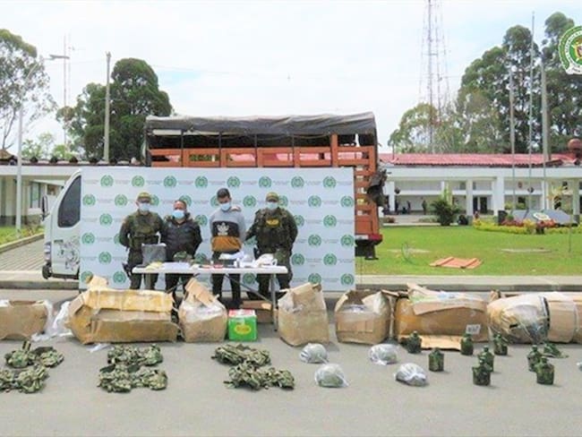 Alexander Ruiz Ballena y Elkin Alfonso Pacheco, capturados con material de guerra . Foto: Fiscalía