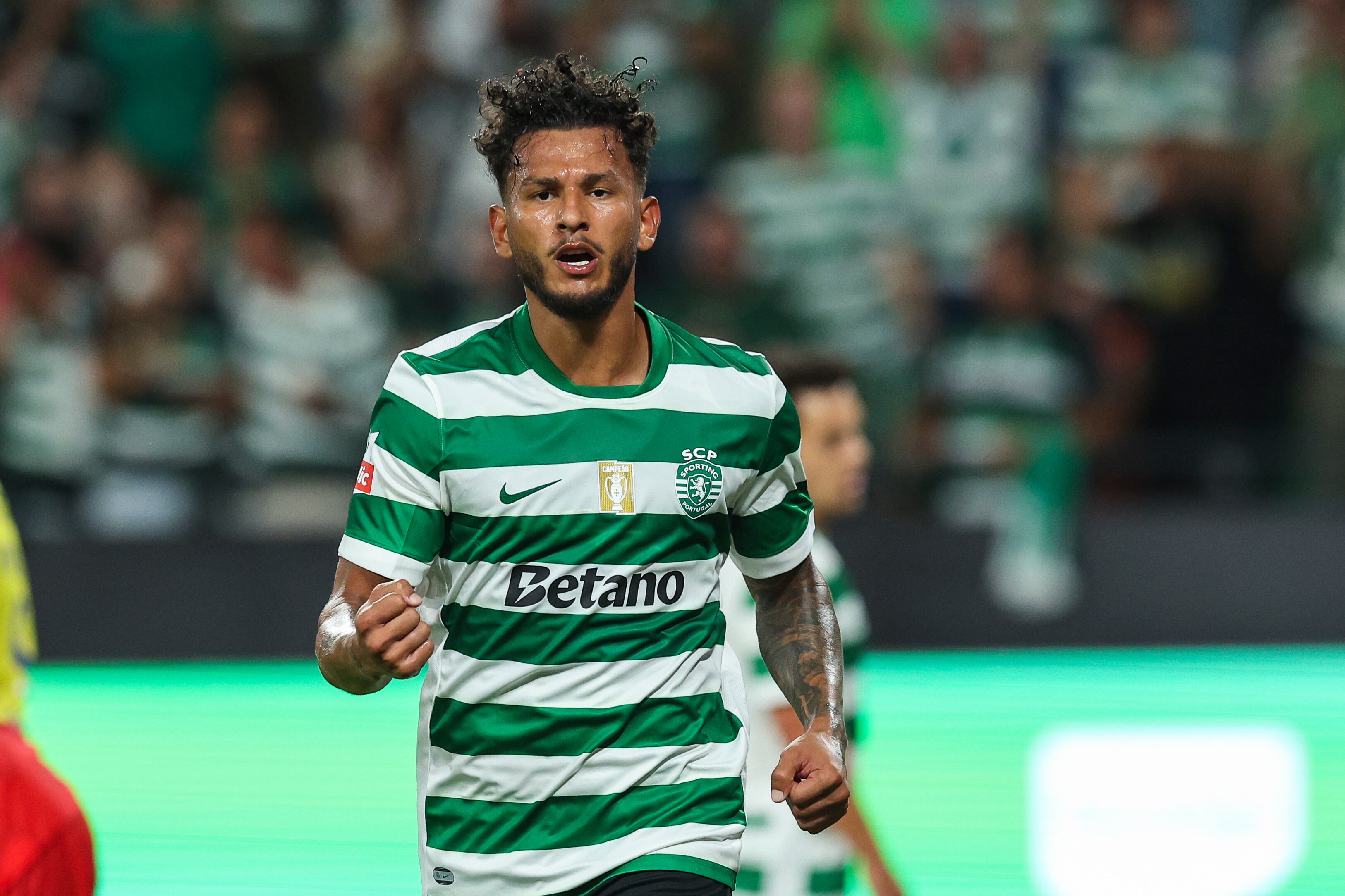 El futbolista colombiano Luis Suarez celebra su quinto gol ante el Arouca FC el 17 de junio de 2025. FOTO: Carlos Rodrigues/Getty Images