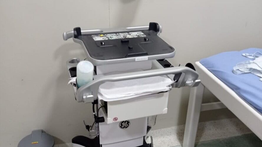 Esta es la base del ecocardiógrafo luego de ser hurtado. Foto: Twitter Víctor Rodríguez